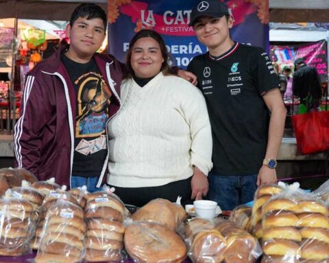 Familia con distintas clases de pan enfrente.