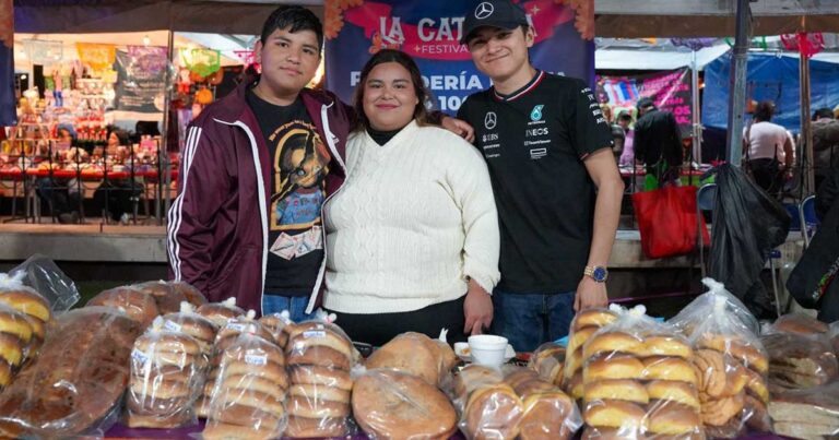 Familia con distintas clases de pan enfrente.