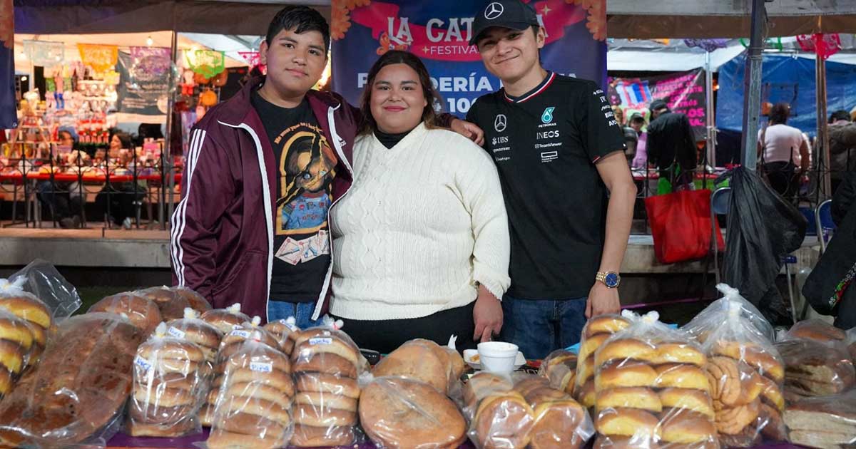 Familia con distintas clases de pan enfrente.