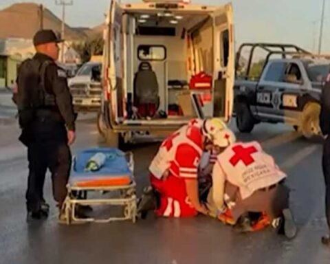 Paramédicos atendiendo a un hombre en el suelo.