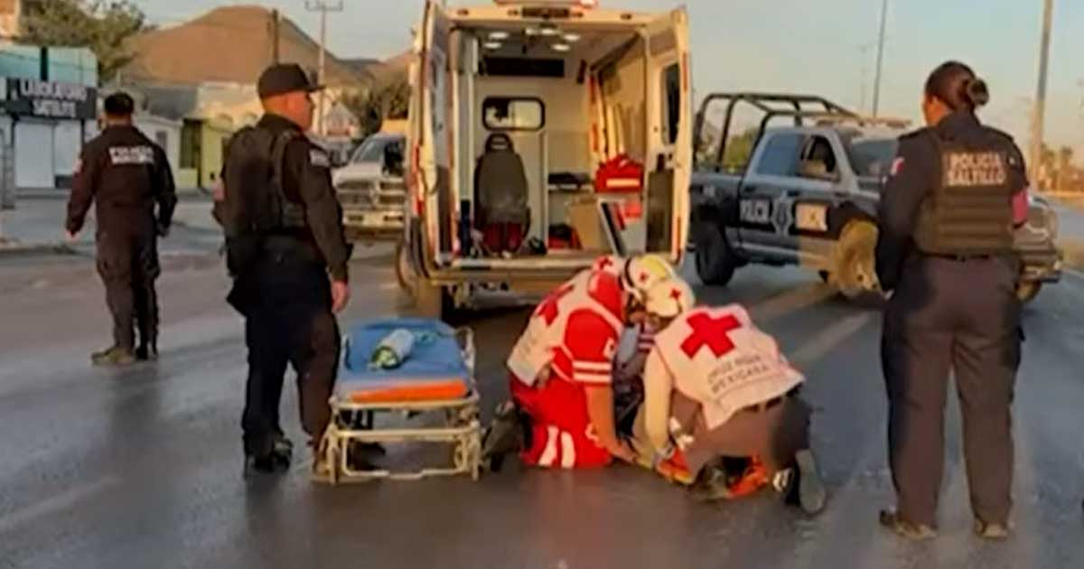 Paramédicos atendiendo a un hombre en el suelo.