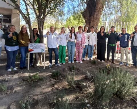 Comunidad universitaria en un jardín polinizador de la UAdeC.