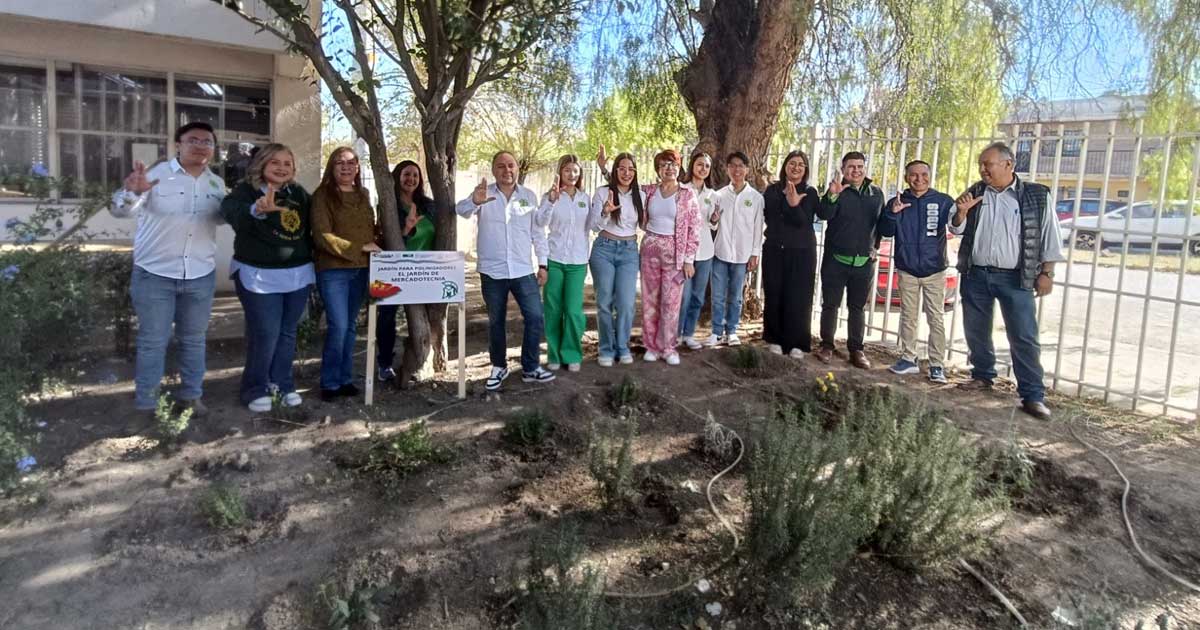Comunidad universitaria en un jardín polinizador de la UAdeC.