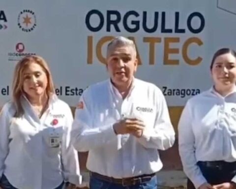 Marco Cantú Vega, director del ICATEC, junto con dos funcionarias.