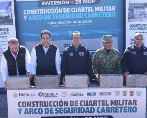 Funcionarios colocando la primera piedra de un cuartel militar en carretera de Saltillo.