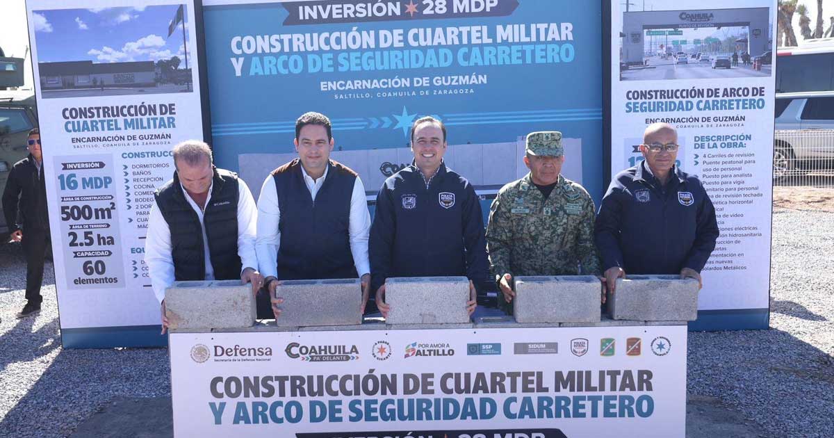 Funcionarios colocando la primera piedra de un cuartel militar en carretera de Saltillo.