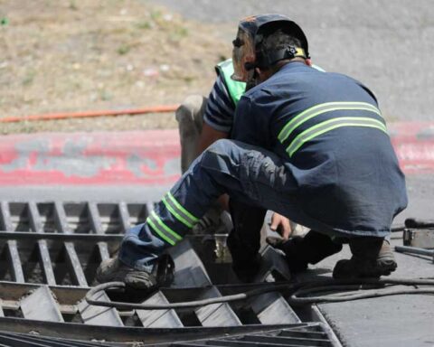 Trabajadores reparando rejillas pluviales en Saltillo.