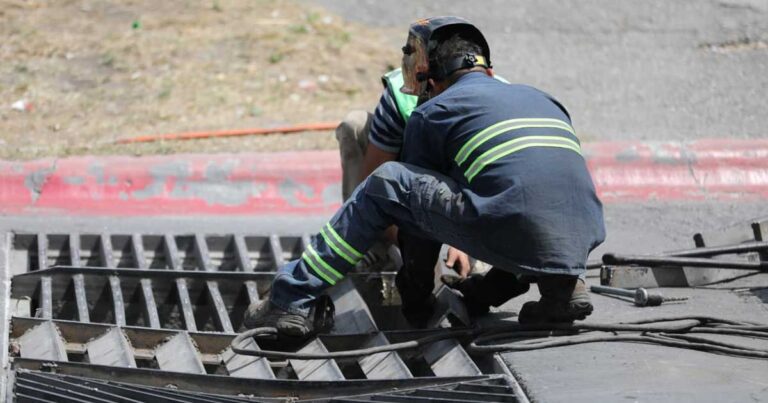 Trabajadores reparando rejillas pluviales en Saltillo.