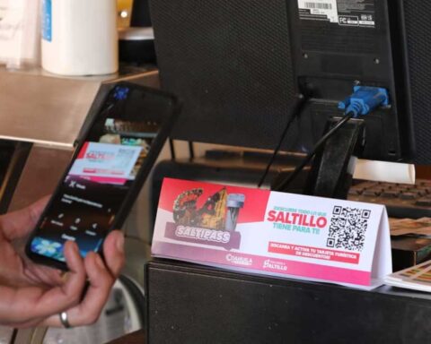 Un celular tramitando la tarjeta Saltipass.