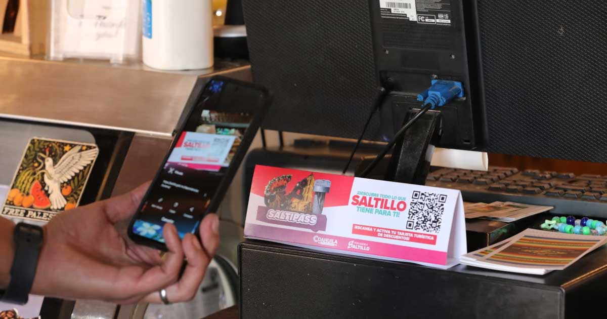 Un celular tramitando la tarjeta Saltipass.