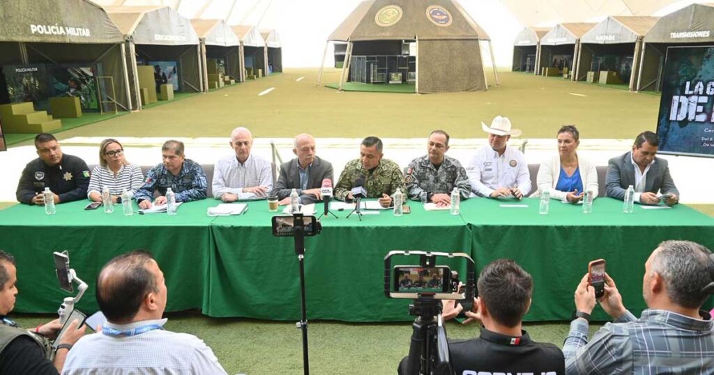 Autoridades presentando en rueda de prensa la expo militar en Torreón.