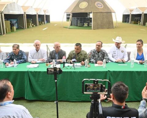 Autoridades presentando en rueda de prensa la expo militar en Torreón.
