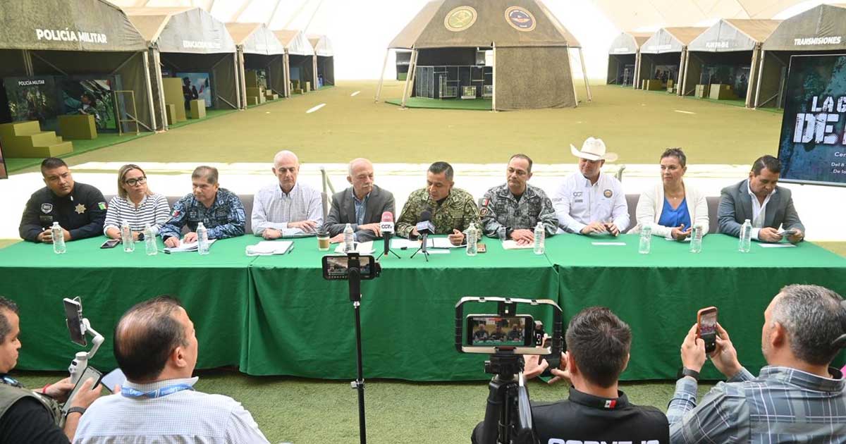 Autoridades presentando en rueda de prensa la expo militar en Torreón.
