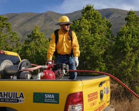 Brigadista sobre la batea de una pick up para prevenir incendios forestales en Coahuila.