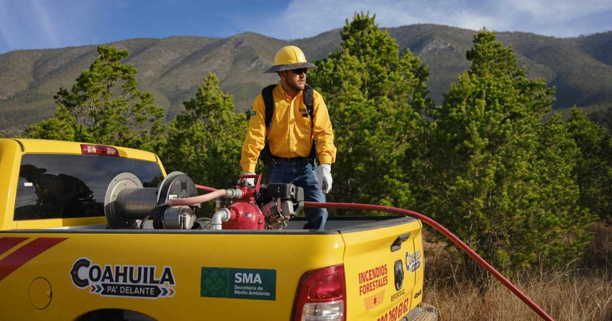 Brigadista sobre la batea de una pick up para prevenir incendios forestales en Coahuila.