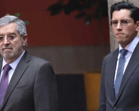 A la izquierda, Juan Ramón de la Fuente; a la derecha, Roberto Velasco.