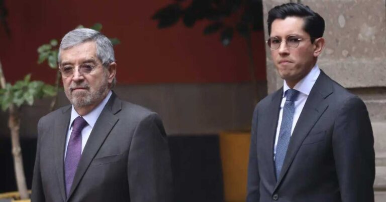 A la izquierda, Juan Ramón de la Fuente; a la derecha, Roberto Velasco.