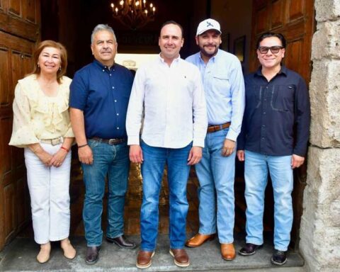 El gobernador de Coahuila y otros funcionarios en Cuatro Ciénegas.