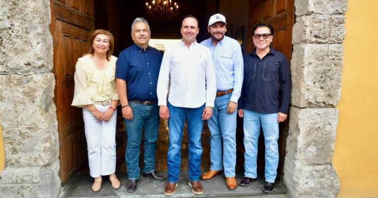El gobernador de Coahuila y otros funcionarios en Cuatro Ciénegas.