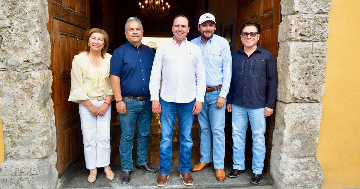 El gobernador de Coahuila y otros funcionarios en Cuatro Ciénegas.