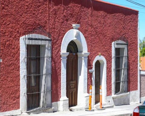 Fachada de una casa en el centro de Saltillo.