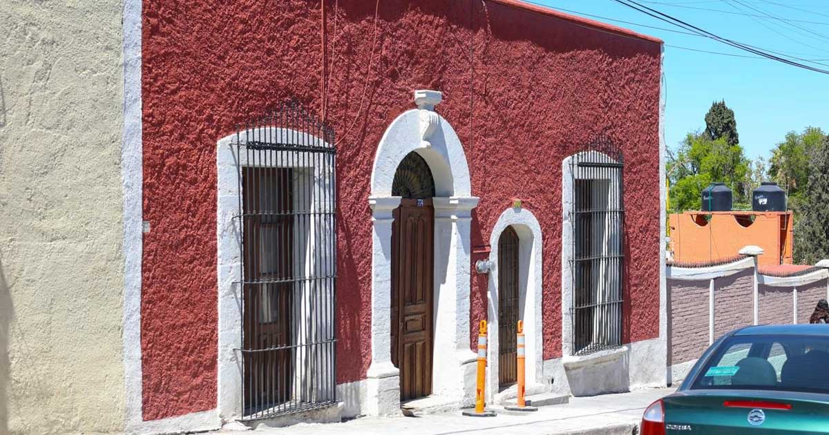 Fachada de una casa en el centro de Saltillo.