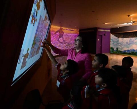 Niños y una maestra en un museo de Monclova.