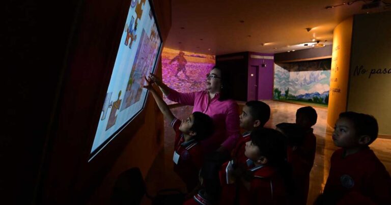 Niños y una maestra en un museo de Monclova.