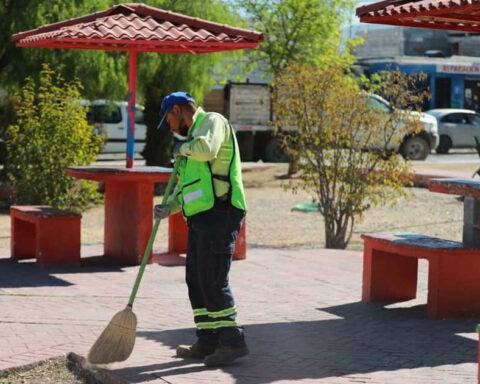 Trabajador de Saltillo barriendo el Recinto Juárez de Saltillo.