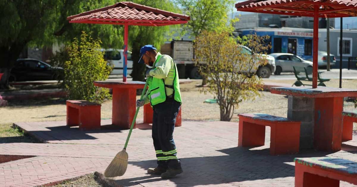 Trabajador de Saltillo barriendo el Recinto Juárez de Saltillo.