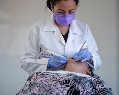 Dentista atendiendo a una mujer en programa del DIF Saltillo.