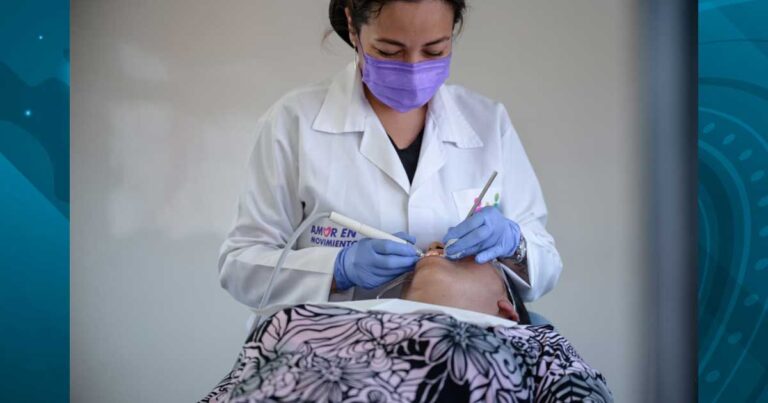 Dentista atendiendo a una mujer en programa del DIF Saltillo.