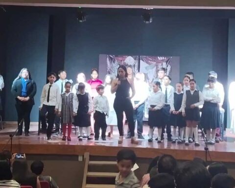 Grupo de Teatro dando un recital en la Casa de la Cultura en San Pedro.