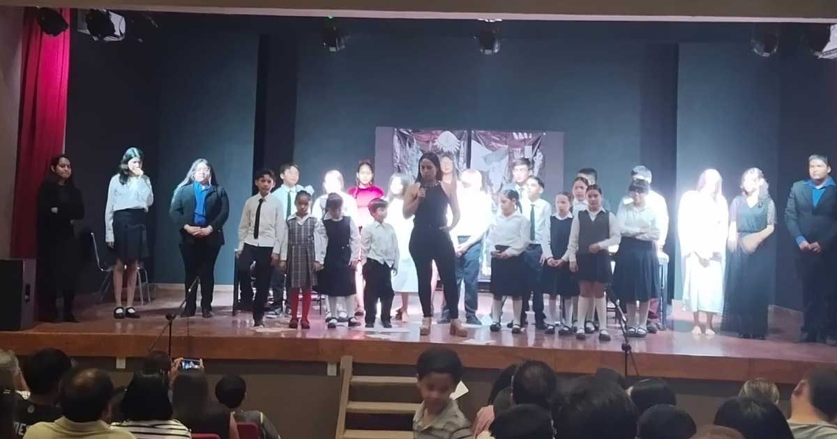 Grupo de Teatro dando un recital en la Casa de la Cultura en San Pedro.