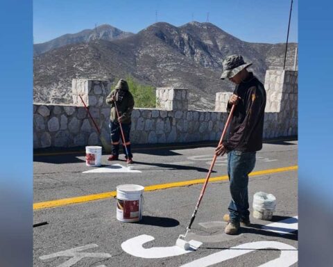 Trabajadores dando mantenimiento al Cerro de las Noas, en Torreón.