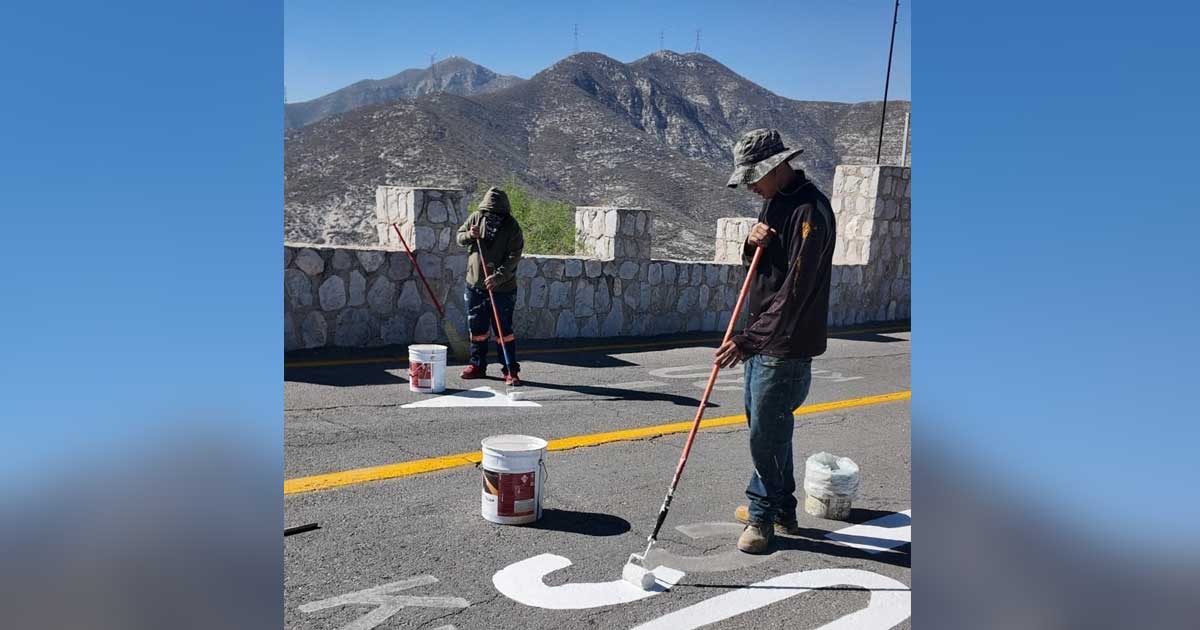 Trabajadores dando mantenimiento al Cerro de las Noas, en Torreón.