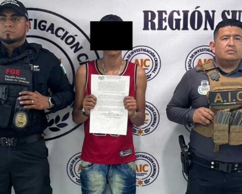 Veracruzano detenido en medio de dos agentes en Coahuila.