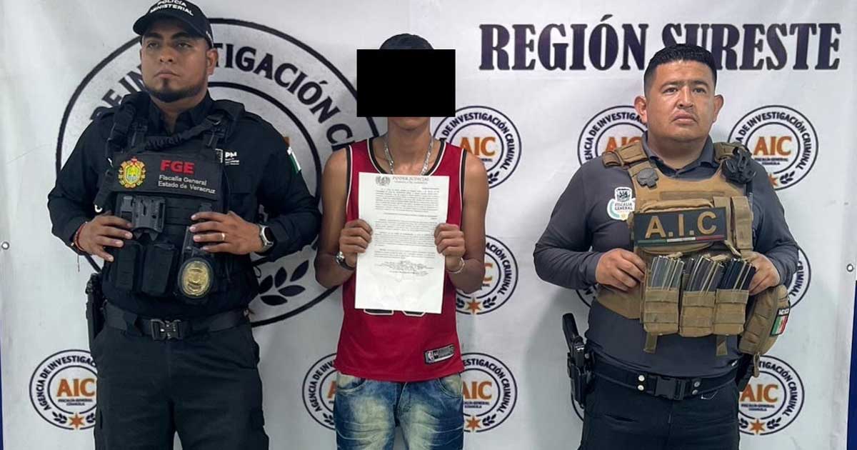 Veracruzano detenido en medio de dos agentes en Coahuila.