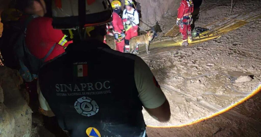 Rescatistas dentro de una mina en Sinaloa.