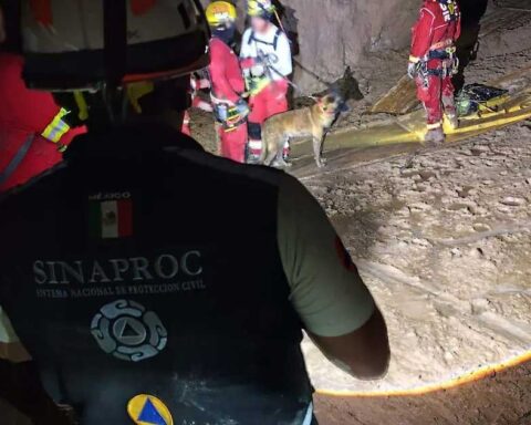 Rescatistas dentro de una mina en Sinaloa.