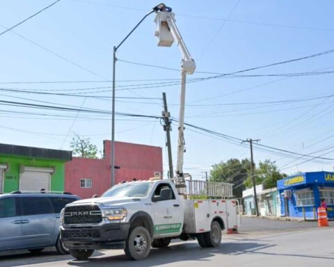 Trabajador en una canastilla elevada colocando una nueva luminaria en Monclova.