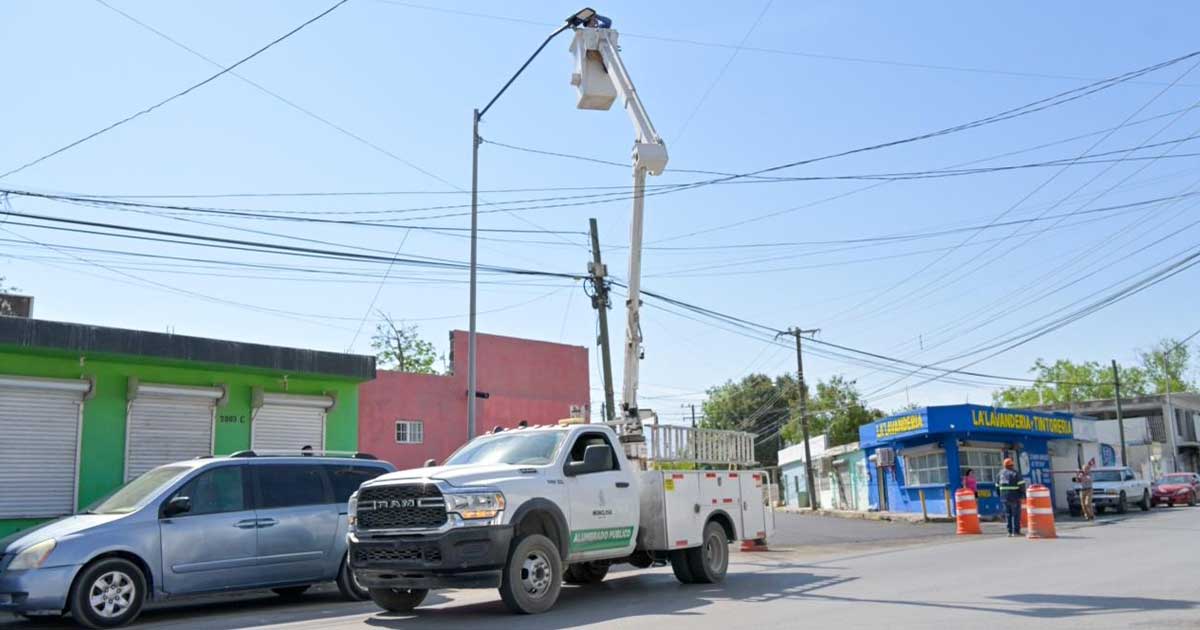Trabajador en una canastilla elevada colocando una nueva luminaria en Monclova.