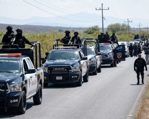 Convoy de patrullas en operativo de seguridad en Coahuila.