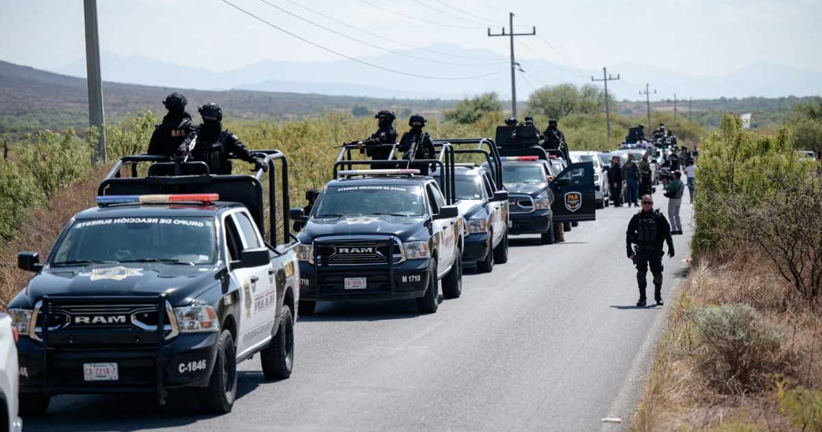 Convoy de patrullas en operativo de seguridad en Coahuila.