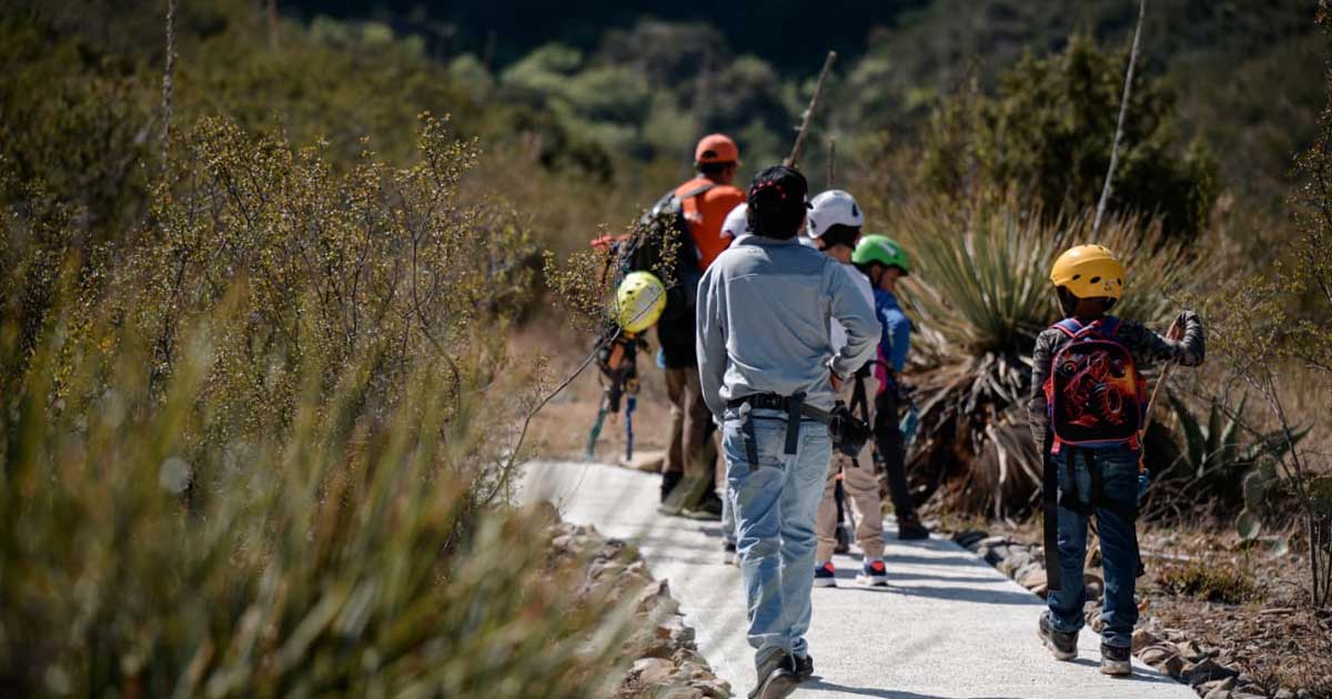 Niños en recorrido guiado en el Cañón de San Lorenzo.