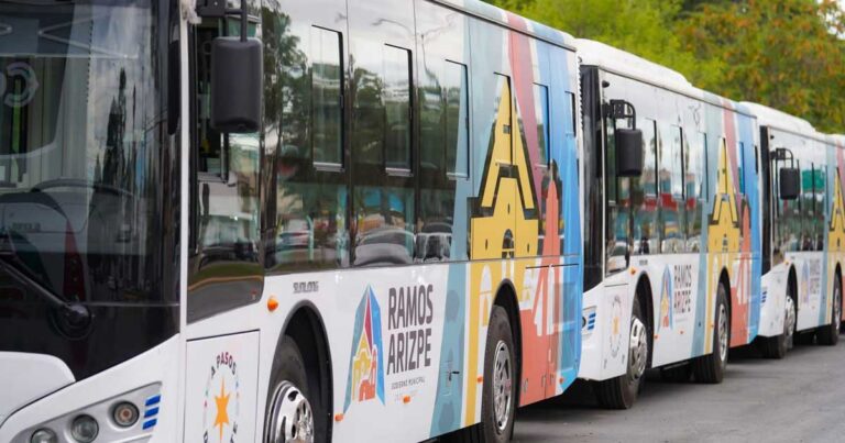 Autobuses de la Ruta Estudiantil en Ramos Arizpe.