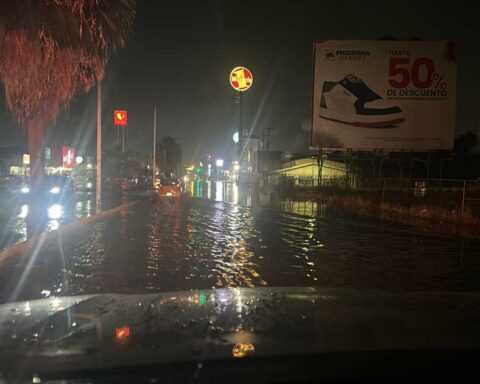 Anegaciones en las calles tras lluvias en Torreón.