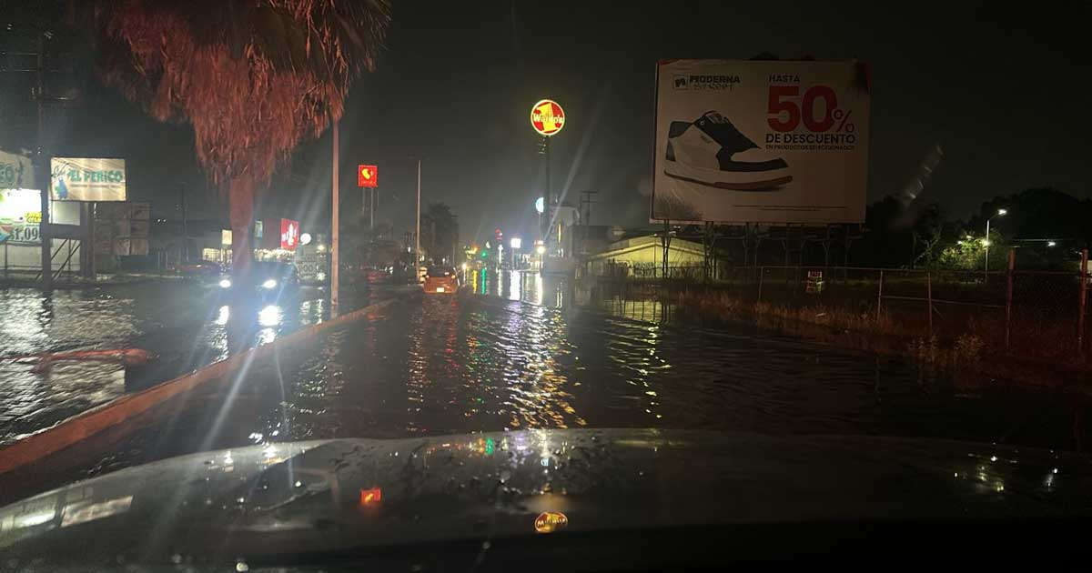 Anegaciones en las calles tras lluvias en Torreón.