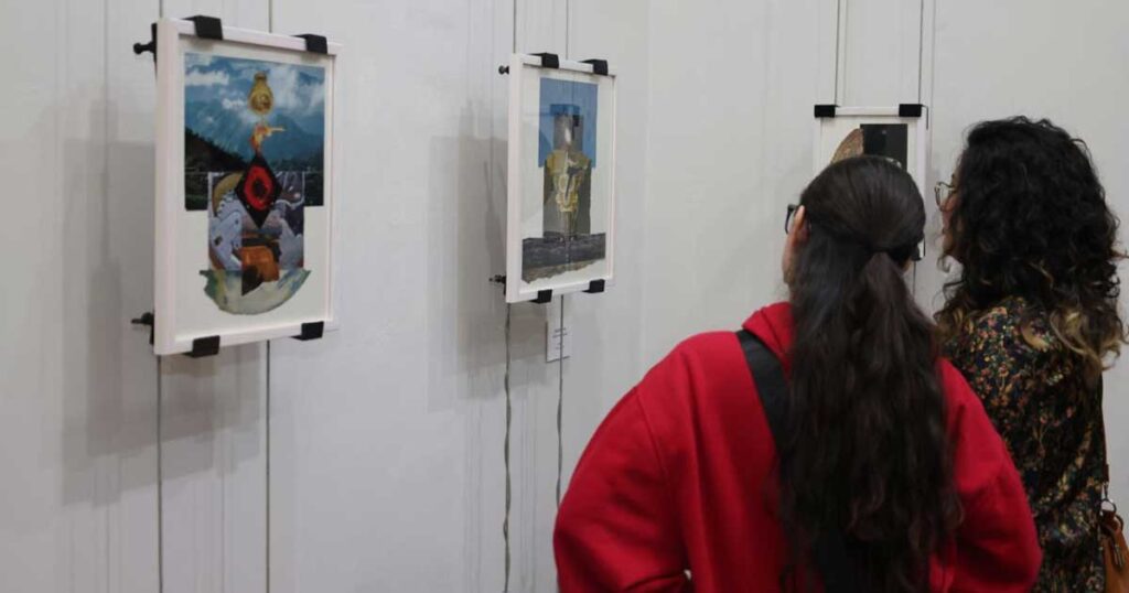 Mujeres admirando una exposición en Saltillo.