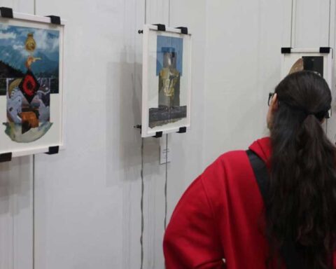 Mujeres admirando una exposición en Saltillo.